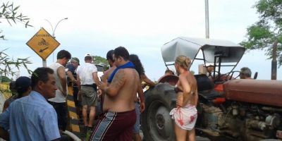 Ponte do Caramuru solta pranchão e causa estragos em automóvel em Arambaré