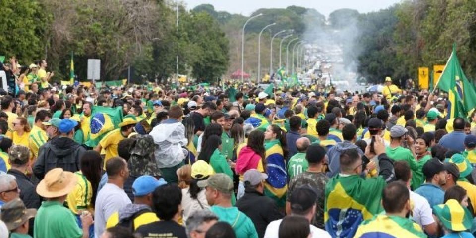 Comandantes militares condenam restrições a direitos de manifestantes