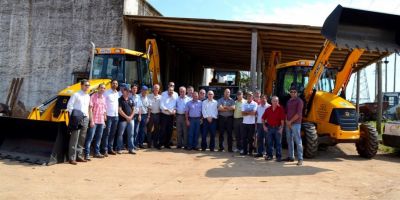 Máquinas retroescavadeiras são entregues à comunidade camaquense