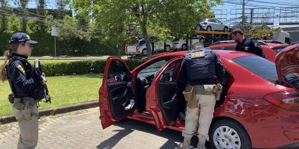 Após assalto e perseguição, PRF prende dupla com arma e carga roubada em Porto Alegre