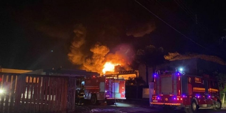 Incêndio em fábrica de produtos químicos deixa uma pessoa morta na Região Metropolitana