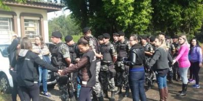 Com bloqueio de mulheres, PMs caminham no mato para fazer policiamento na Expointer