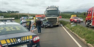 Colisão entre carro e carreta mata pai e filho na BR-158 no noroeste do RS