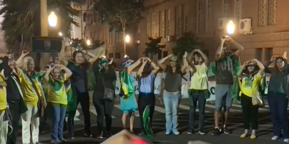 Bolsonaristas pedem “S.O.S.” em frente a quartel de Porto Alegre 