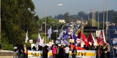 Protesto de servidores federais bloqueia trânsito na ponte do Guaíba