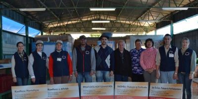 Produtores da Feira recebem placas de identificação em Camaquã