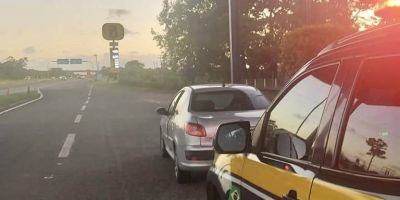 PRF prende receptadora e recupera carro roubado na BR-290 em Eldorado do Sul