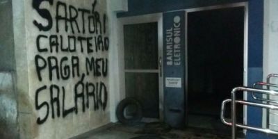 Em protesto ao parcelamento de salários, queima de pneus danifica agência do Banrisul em Santa Vitória do Palmar