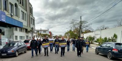 Policiais civis realizam caminhada em Camaquã em protestos pelo parcelamento de salários