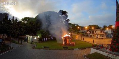 Incêndio destrói estrutura de presépio em Dom Feliciano