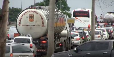 Acidente entre caminhões causa vazamento de gasolina e bloqueio do trânsito na BR-116 na Região Metropolitana