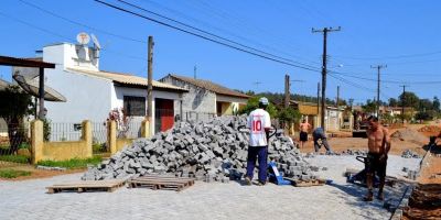 Rua Ivan Alcides Dias começa a ser calçada em Camaquã