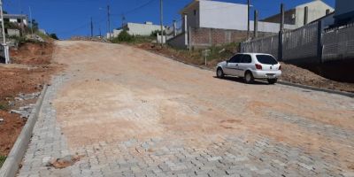 Seguem as obras de calçamento na Rua Vivaldino Mendes em Camaquã