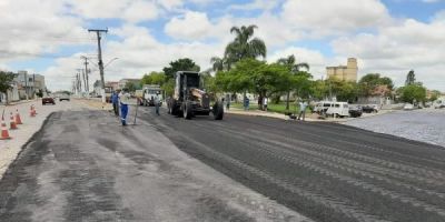 Obras de asfalto alteram trânsito na Avenida Loureiro da Silva em Camaquã