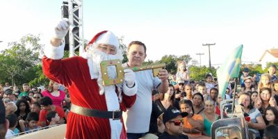 Chegada do Papai Noel emociona e encanta crianças e adultos na prainha em Camaquã