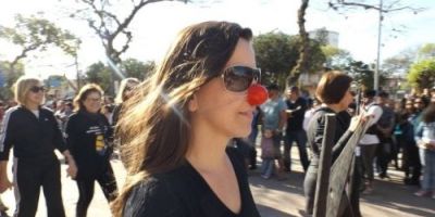 Professores desfilam sob protesto em Tapes