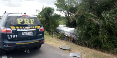 Caminhão bate em cabeceira de ponte e sai da pista na BR-116 em Pelotas