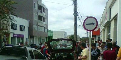 Acidente de trânsito envolvendo dois carros deixa feridos no centro de Camaquã