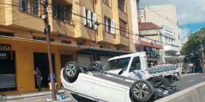 Carro capota após ser colidido por utilitário em Porto Alegre