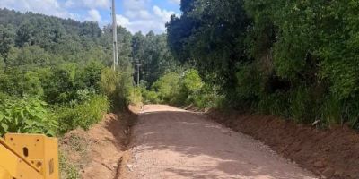 Estrada de Cerro Negro recebe patrolamento e encascalhamento