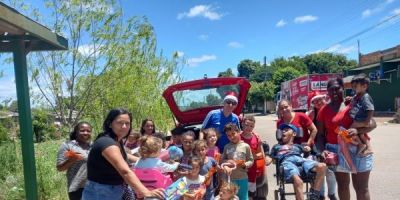 Motorista camaquense entrega doces e brinquedos em comunidades carentes de Camaquã