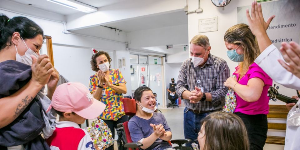 Hospital Moinhos de Vento entrega mais de 2 mil presentes de Natal a instituições sociais