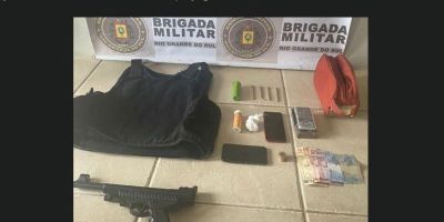 Dupla é presa por tráfico de drogas e posse de arma artesanal em Arambaré