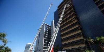 Bombeiros recebem dois caminhões com escada capaz de alcançar até 22 andares