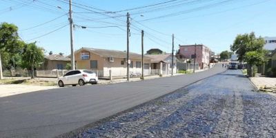 Rua João Brandão recebe última camada de asfalto em Camaquã