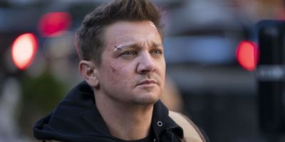 Jeremy Renner, ator de "Gavião Arqueiro", está em estado crítico após sofrer acidente