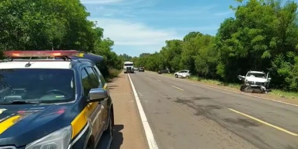 Engavetamento entre oito veículos deixa ao menos duas pessoas feridas na BR-290 no RS, diz PRF