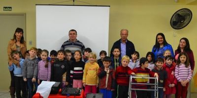 Prefeito de Camaquã recebe homenagem da EMEF Bento Francisco Dias