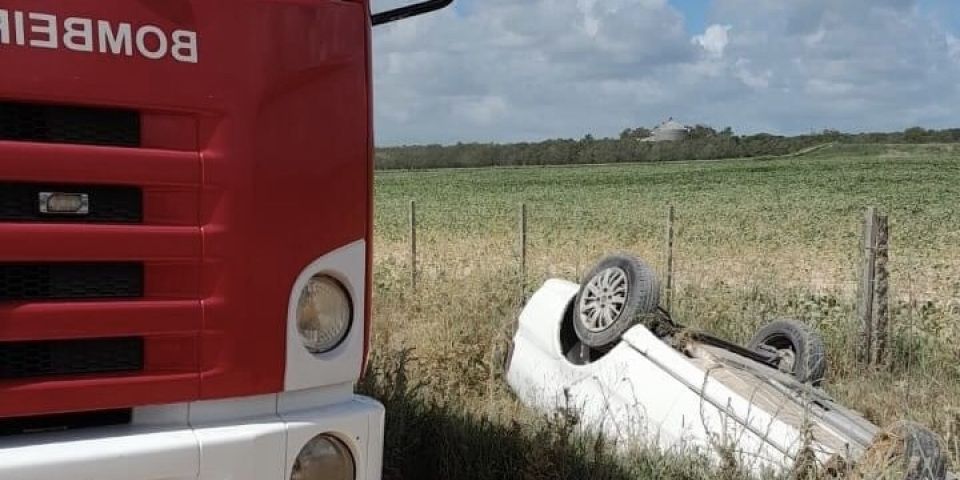 Motorista fica ferido em capotamento na zona rural de Tapes 