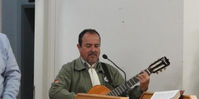 Manoel Camaquã canta o Hino Rio-grandense no início da 128ª Sessão Ordinária da Câmara Municipal