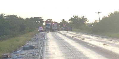 Colisão frontal entre ônibus de excursão e caminhão deixa feridos na BR-290 em Eldorado do Sul