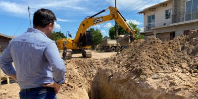 Prefeito Abner visita obra de drenagem no bairro Maria da Graça em Camaquã