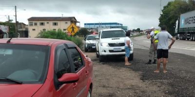 Acidente de trânsito entre carro e caminhonete é registrado em Cristal