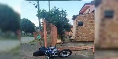 Motociclista morre após perder controle do veículo e bater em grade de residência no bairro Viégas em Camaquã