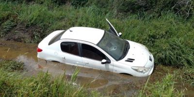 Carro cai em vala após motorista perder o controle de direção na zona rural de Arambaré