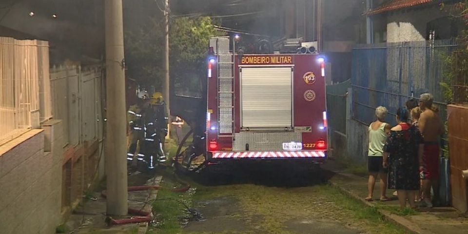 Incêndio em residência causa a morte de mãe e filho em Porto Alegre