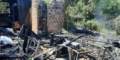 Prefeitura de Camaquã auxilia famílias que perderam tudo em casas incendiadas no bairro Vila Nova