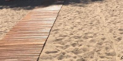 Prefeitura de Arambaré instala esteiras de acesso a cadeirantes na orla da praia 