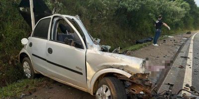 Colisão frontal deixa carro partido ao meio no Norte do RS