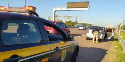 PRF recupera carro roubado com placas falsas e prende foragido em Porto Alegre