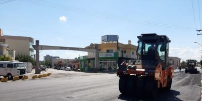 Asfalto começa a ser colocado em novo trecho da Rua Cap. Adolfo Castro em Camaquã