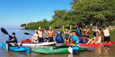 Natação e remo movimentam o Lago Guaíba na manhã de domingo em Porto Alegre