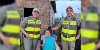 Sorridente, admiradora da Brigada Militar tira fotos com policiais em Cristal