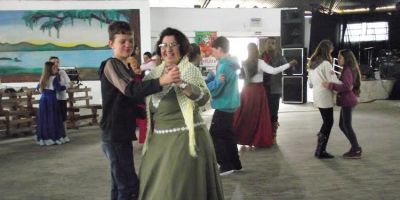 Cristal promove atividade de integração entre jovens e idosos