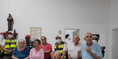 Brigada Militar realiza visita para alegrar o carnaval de idosos em São Lourenço do Sul 