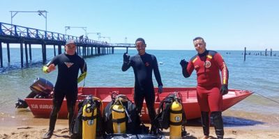 Mergulhadores realizam trabalho de conscientização e recolhem lixo em praia de Arambaré 